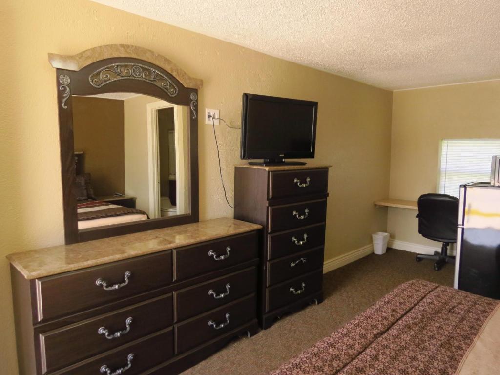Best Inn Motel Salina Room photo